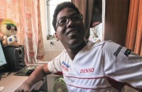 上海阿婆在垃圾桶旁捡到黑人弃婴，长大后送他一套房，如今怎样？