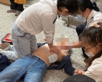 江苏一男子乘坐地铁过程中，突然吐血，抢救无效身亡