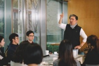 和年轻学生下午茶，指挥余隆为他们答疑解惑