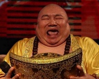 那个像弥勒佛的小伙，富婆看中答应带回家“供养”，结果怎样