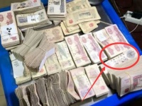 环卫工垃圾堆内捡到一铁盒，打开看到里面东西，选择报警