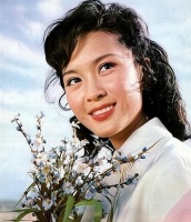 她7岁成名，为嫁小10岁男友抛弃老公，63岁却成“孤家寡人”