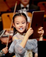 8岁甜馨成“小富婆”？穿千元纱裙弹钢琴，妆容精致酷似李小璐