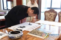 失去双臂，他用嘴和脚在纸上书写人生