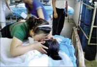 婆婆，囡囡也是你的孙女，你怎么可以为了孙子一巴掌把她打死了！