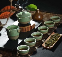 河北挖出一座古墓，出土一个诡异“小瓷人”，专家：饮茶玩物