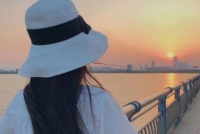 一个人爱不爱你，真的很明显，假装不了