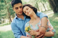 男人对一个女人动心了，往往会有这些表现，是装不出来的