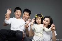 唐一菲晒全家福为儿子庆生 听听胖20斤愁坏妈妈