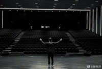 又长高了！张悦轩晒黑白背影照 身高直追模特爸爸