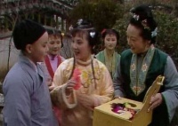 周瑞给林黛玉别人挑剩下的宫花，是丫头给小姐的下马威还是无心之举？