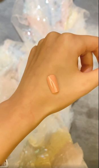 孟美岐捡到了宋妍霏掉的美甲片