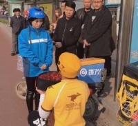 外卖小哥大街上向“冤家”同行求婚，而原因却是让人感到哭笑不得