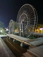 一索溪河牵碧水，四邻坊市缀华灯