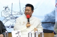 上游荐书 | 既能执笔也会拿刀！著名小说家邱华栋还有另一面，就看这部《十侠》了