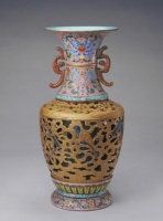 看见文物 | 清乾隆·粉彩暗八仙纹双耳转心瓶