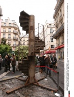 埃菲尔铁塔一段旧楼梯拍出近27.5万欧元