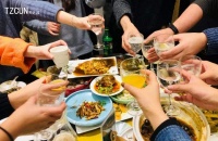 春节来临，好友相聚，煮上一壶热腾腾的富硒茶啤酒吧