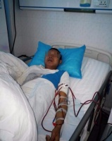 六岁女童每天黏信封一个二分，一天挣二十块背后原因竟然让人心酸