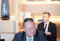 他是深圳地产巨头，儿子结婚给村民人手发500红包，公司千亿不上市