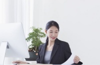 人生旅行的起点我们不能选择，而终点我们也是不能阻止