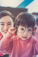 吴敏霞晒女儿近照 西西留西瓜头大眼圆溜溜萌化了