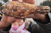 大叔地里挖到“鸡腿”，当宝将其供在家里，邻居看清鸡腿慌忙报警