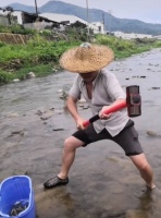 大叔河边扛个大锤子，路人感到好奇，仔细看清后夸他太有才