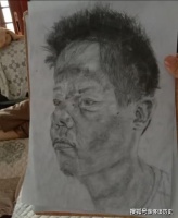 13岁男孩给爸爸画素描，看素描：画得好丑！看到本人：像，太像了