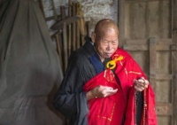 那个为救病母割肉炖汤，一件佛衣穿40年的安徽僧人，现在生活如何