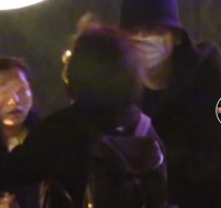雷佳音深夜聚餐当街搂女性友人  关系亲密引猜测