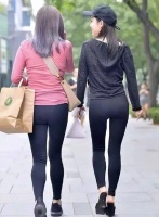 街拍！俗语说：大屁股能生儿子，但这俩美少女可能要生“人妖”啊！