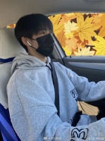 一遍过！焉栩嘉绿洲晒照庆祝自己拿到驾照