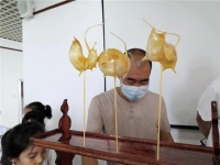 一个铝锅火炉子和木箱子的生意