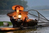 渔夫屡次破坏水鬼找替身，不想却成就了他，让他当了大官！