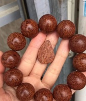 这样就能区分小叶紫檀手串的好坏，好的手串要这样挑