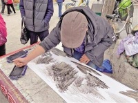 牛！西安大叔用手臂蘸上墨汁画山水画 希望把这技艺教给年轻人