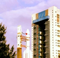 飞来探月小星桓，吴汉捧来蟾桂苑（诗词）