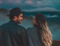 “儿媳，家里没米了，让你爸妈送点过来”“阿姨，我不是你儿媳”