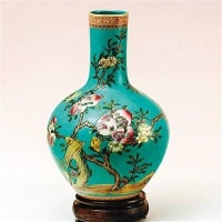 粉彩石榴纹天球瓶