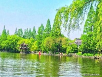 水与天，相互交换蓝绿