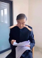 老戏骨李建义61岁仍忙事业，曾凭太监角色深入人心，38年甘心做配