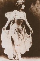 “蝴蝶舞后”的坎坷人生：与太监相爱4年无果，晚年被打断双腿