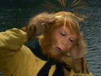 紧箍咒为啥能将猴子疼得地上打滚？翻译成中文，猴子：谁听了都疼