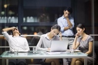 这种轻躁的举动、自炫的行为都是反自然的行径，短暂而不能持久