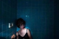 我看你走向浴室，用一生的时间