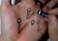 男子手上扎满钉子，还发朋友圈炫耀，女友看到火速回家，玩脱了！