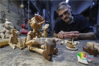 俄罗斯艺术家雕刻匹诺曹木偶形神逼真