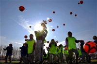 山东淄博小学开展多彩校园足球活动 学生感受足球魅力