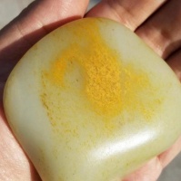 一眼发青的和田玉籽料竟会切出来羊脂玉